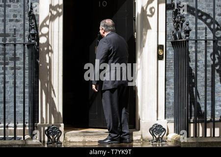 Londra, Regno Unito. 8 Maggio, 2019. Il Segretario di Stato americano Mike Pompeo arriva a Downing Street per un incontro con il Primo Ministro Theresa Maggio, ad essere seguita da Foto Stock