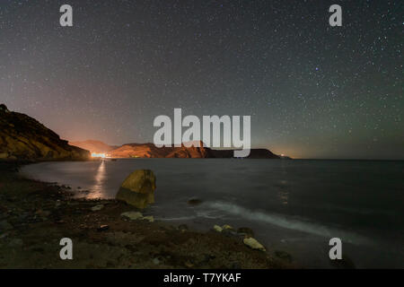 Paesaggio notturno nella Cala Del Cuervo. Il parco naturale di Cabo de Gata. Spagna. Foto Stock