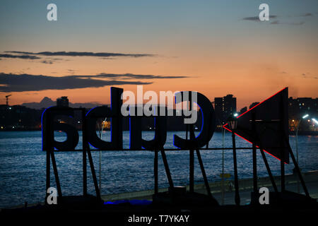 L'Avana, Cuba è una vibrante ma piuttosto decadendo capitale,c il lungomare di sunrise, con il famoso segno per il paese Foto Stock