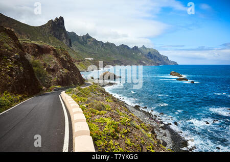 Scenic ocean drive da scogliere del Macizo de Anaga catena montuosa nella parte nordest dell'isola di Tenerife, Spagna. Foto Stock