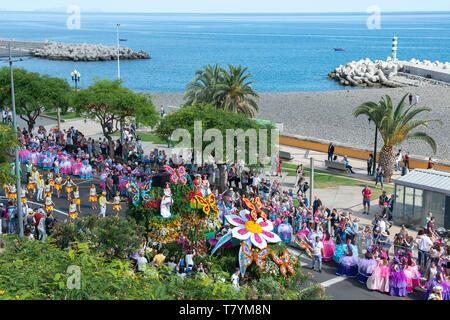 Bambina vestito come un clown a Carnevale, Funchal, Madeira, Portogallo  Foto stock - Alamy