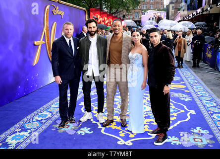 Direttore e cast (da sinistra a destra) Guy Ritchie, Marwan Kenzari, Will Smith, Naomi Scott e mena Massoud frequentando l'Aladdin Premiere Europeo tenutosi presso il Luxe Odeon Leicester Square, Londra. Foto Stock