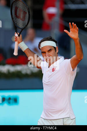 Roger Federer visto in azione contro Gael Monfils della Francia durante il giorno sette della Mutua Madrid Open presso la Caja Magica a Madrid, Spagna. Foto Stock