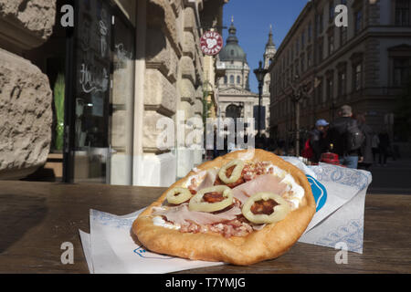 Langos budpest stile tipico piatto ungherese davanti alla basilica. Foto Stock