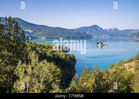 Francia, Hautes Alpes, il lago di Serre Poncon, Saint Michel cappella del XII secolo su Saint Michel isolotto Foto Stock