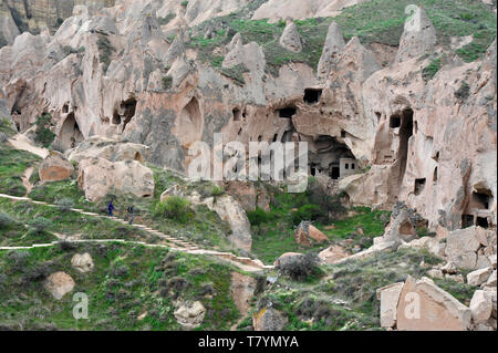 Antiche grotte scavate nella formazioni di pietra al museo all'aperto in Cappadocia, Turchia Foto Stock