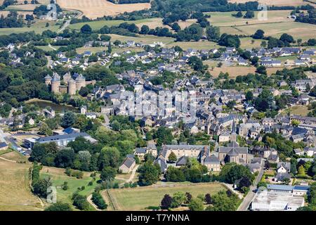 Francia, Mayenne, Lassay Les Chateaux, della città e del castello di fottified (vista aerea) Foto Stock