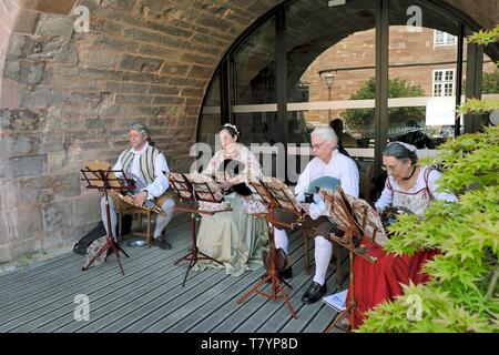 Francia, Territoire de Belfort, Belfort, cittadella, il cortile del castello, museo di storia, il festival della storia di vita, eventi storici in estate, musicisti del XVI secolo Foto Stock