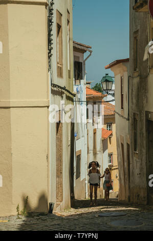 Due bambine camminando lungo il vicolo tra le vecchie case a Castelo de Vide. Bella città medievale con castello in Portogallo confine orientale. Foto Stock