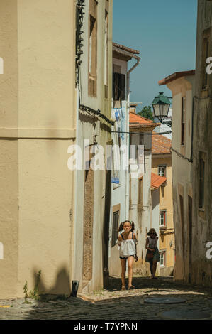 Due bambine camminando lungo il vicolo tra le vecchie case a Castelo de Vide. Bella città medievale con castello in Portogallo confine orientale. Foto Stock