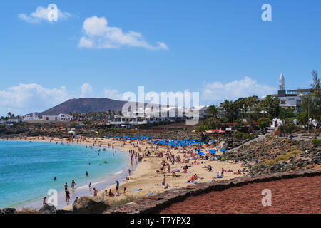 Playa Blanca, Lanzarote, Spagna - 24 Aprile 2019: il turista a godere di una giornata sulla spiaggia di Playa Dorada in Lanzarote, in inverno una destinazione preferita Foto Stock