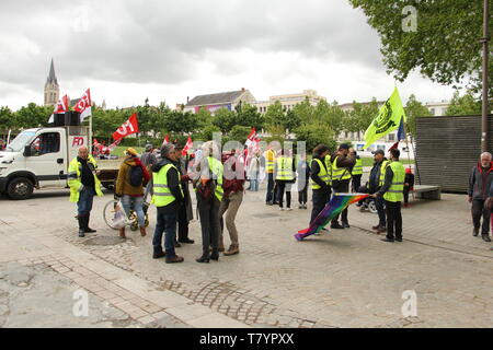 Le 09 Mai 2019 Plus de 100 000 fonctionnaires ont manifesté en France, plus de 1000 à Niort à l'appel de 9 syndicats pour la Défense du service public Foto Stock
