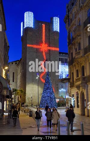 Francia, Aude, Narbonne, Narbonne Cattedrale (Cathédrale Saint Just et Saint Pasteur de Narbonne) con decorazioni di Natale Foto Stock