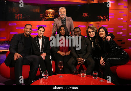 Host Graham Norton con (seduti da sinistra a destra) Will Smith, Naomi Scott, Octavia Spencer, Kevin Hart e Siobhan Fahey e Marcella Detroit da Shakespears Sister durante le riprese per il Graham Norton Show alla BBC Studioworks 6 Centro Televisivo, Wood Lane, Londra, per essere messo in onda su BBC One il venerdì sera. Foto Stock