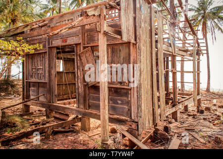 Casa distrutta a costa , capanna in legno rovina / distrutto casa in legno Foto Stock