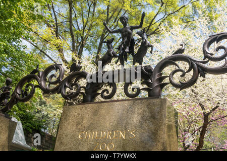 La Lehman cancelli sono una scultura in bronzo Landmark presso lo Zoo dei Bambini nel Central Park di New York City, Stati Uniti d'America Foto Stock