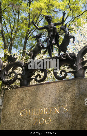 La Lehman cancelli sono una scultura in bronzo Landmark presso lo Zoo dei Bambini nel Central Park di New York City, Stati Uniti d'America Foto Stock