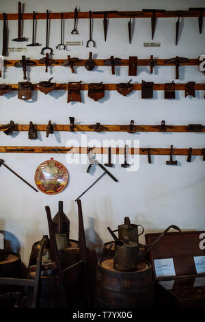 Antichi strumenti di vino nella Bodega La cantina rurale e museo, Coquimbito, Maipú, Mendoza, Argentina Foto Stock