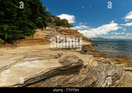 Uno splendido scenario chiamato scogliere dipinte su Maria isola nei pressi di Tasmania, Prenotazione nazionale, Australia. Foto Stock