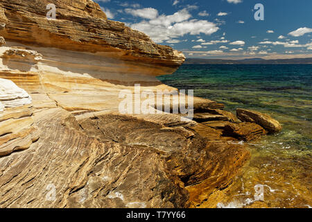 Uno splendido scenario chiamato scogliere dipinte su Maria isola nei pressi di Tasmania, Prenotazione nazionale, Australia. Foto Stock