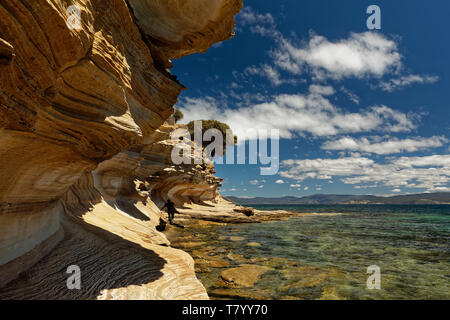 Uno splendido scenario chiamato scogliere dipinte su Maria isola nei pressi di Tasmania, Prenotazione nazionale, Australia. Foto Stock