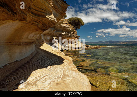 Uno splendido scenario chiamato scogliere dipinte su Maria isola nei pressi di Tasmania, Prenotazione nazionale, Australia. Foto Stock