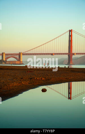 Golden Gate Bridge riflessa in stagno (in Crissy Field) e la gente di San Francisco, California USA Foto Stock
