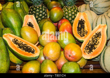 La papaia e altri frutti su un mercato Foto Stock