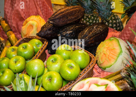 La papaia e altri frutti su un mercato Foto Stock