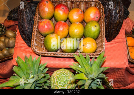 La papaia e altri frutti su un mercato Foto Stock