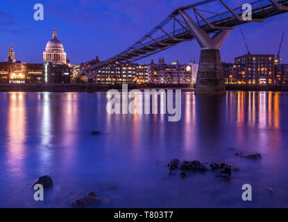 London, Regno Unito - 1 Aprile 2019: una vista della magnifica St. Pauls Cathedral e il Millennium Bridge spanning sul Fiume Tamigi a Londra, Regno Unito. Foto Stock