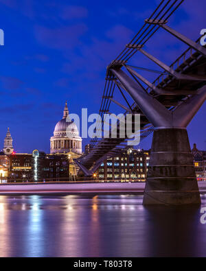 London, Regno Unito - 1 Aprile 2019: una vista della magnifica St. Pauls Cathedral e il Millennium Bridge spanning sul Fiume Tamigi a Londra, Regno Unito. Foto Stock