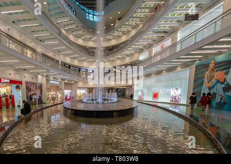 Interno di Alameda Mall Shopping a Porto, Portogallo. Foto Stock