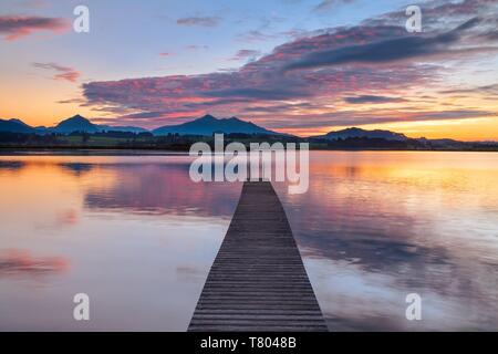 Tramonto sul Lago Hopfensee, Allgau Alpi, Allgau, Baviera, Germania Foto Stock