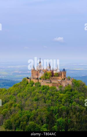 Hohenzollern Castello in primavera, Svevo, Baden-Württemberg, Germania Foto Stock