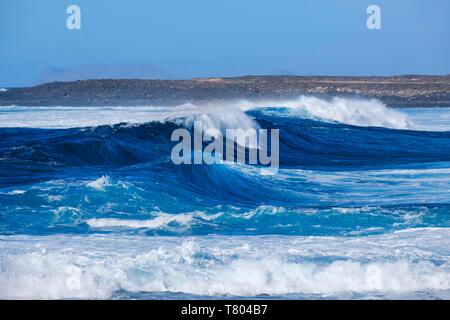 Onde da surf, nei pressi de La Santa vicino a Tinajo, Lanzarote, Isole Canarie, Spagna Foto Stock