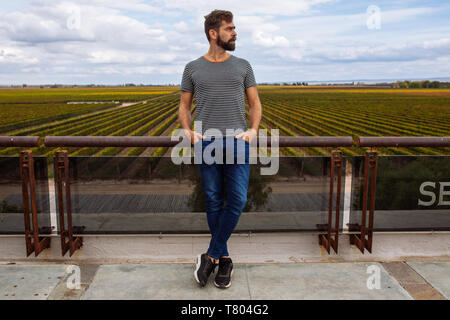 L uomo nella sua fine anni trenta inizio fourties in posa nella terrazza del ristorante Maria nella bodega Septima, Agrelo, Lujan de Cuyo, Mendoza, Argentina Foto Stock