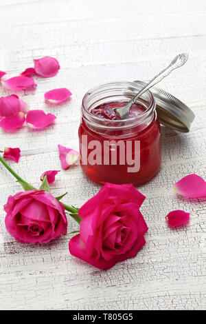 In casa confettura di petali di rose in un barattolo di vetro Foto Stock