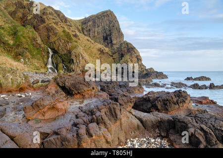 Il Gobbins è una scogliera-percorso faccia incisa lungo il litorale drammatico di Islandmagee, County Antrim, Irlanda del Nord lungo la costa di Causeway. Foto Stock