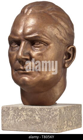 Johannes F. Rogge - un busto di Hermann Göring un modellato testa in bronzo su una base in granito, il collo con la firma "J. Rogge", il piedistallo piatto stampato 'Guss Brandstetter München", montato su una forma rettangolare con base in granito lucido con bordi. Altezza del bronzo con base 53 cm. J. Rogge (b. 1898 a Berlino, d. 1983 a Dresda) esibito con successo una statua del famoso ballerino Mary Wigman presso la Grande Berlino esposizione di arte nel 1930. La grande arte tedesco esposizione in 1943, il suo busto di Gerhart Hauptmann è stato mostrato. Dopo la guerra, Rogge ha perseguito con successo il suo lavoro artistico in, Editorial-Use-solo Foto Stock