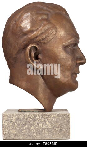 Johannes F. Rogge - un busto di Hermann Göring un modellato testa in bronzo su una base in granito, il collo con la firma "J. Rogge", il piedistallo piatto stampato 'Guss Brandstetter München", montato su una forma rettangolare con base in granito lucido con bordi. Altezza del bronzo con base 53 cm. J. Rogge (b. 1898 a Berlino, d. 1983 a Dresda) esibito con successo una statua del famoso ballerino Mary Wigman presso la Grande Berlino esposizione di arte nel 1930. La grande arte tedesco esposizione in 1943, il suo busto di Gerhart Hauptmann è stato mostrato. Dopo la guerra, Rogge ha perseguito con successo il suo lavoro artistico in, Editorial-Use-solo Foto Stock