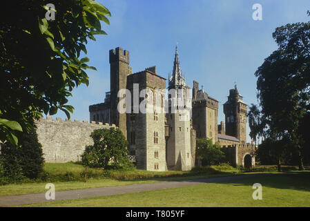 Il Castello di Cardiff visto da Bute Park, il Galles. Cymru. Regno Unito Foto Stock