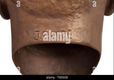 Johannes F. Rogge - un busto di Hermann Göring un modellato testa in bronzo su una base in granito, il collo con la firma "J. Rogge", il piedistallo piatto stampato 'Guss Brandstetter München", montato su una forma rettangolare con base in granito lucido con bordi. Altezza del bronzo con base 53 cm. J. Rogge (b. 1898 a Berlino, d. 1983 a Dresda) esibito con successo una statua del famoso ballerino Mary Wigman presso la Grande Berlino esposizione di arte nel 1930. La grande arte tedesco esposizione in 1943, il suo busto di Gerhart Hauptmann è stato mostrato. Dopo la guerra, Rogge ha perseguito con successo il suo lavoro artistico in, Editorial-Use-solo Foto Stock