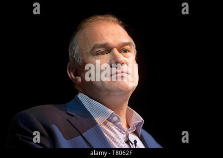 Ed Davey, MP per Kingston & Surbiton, parla prima di leader del partito Vince Cable annunciando il gruppo del Partito europeo dei liberali democratici manifesto per le elezioni europee al ricco mix community arts club in Shoreditch, a est di Londra. Foto Stock