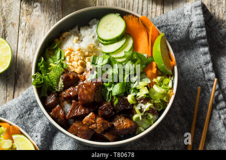 In casa di carne tailandese e ciotola di riso con verdure erbe aromatiche Foto Stock