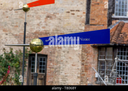 Segni raffiguranti giochi di William Shakespeare nuovo luogo, 22 Chapel St, Stratford-upon-Avon, Warwickshire, Inghilterra, Regno Unito Foto Stock