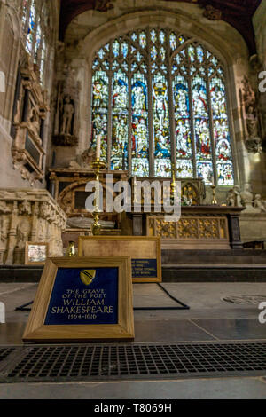 La tomba di William Shakespeare nella Chiesa Collegiata di Santa e indivisa Trinità, Città Vecchia, Stratford-upon-Avon, Avon, England, Regno Unito Foto Stock