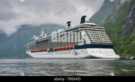 Il Geirangerfjord ha meravigliose verdi smeraldo paesaggi e imponenti cascate di alta. Celebrity Silhouette presso il terminal delle navi da crociera. Foto Stock