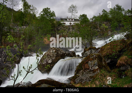 Il Geirangerfjord ha meravigliose verdi smeraldo paesaggi e imponenti cascate di alta. 327 passi costeggiano il pendolamento Storfossen Foto Stock