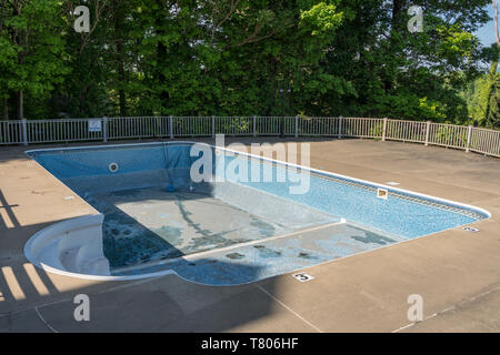 Sostituzione e riparazione di un vecchio rivestimento in vinile della piscina Foto Stock